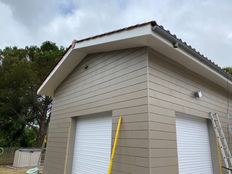 Pose de bardage brun en fibrociment  sur  maison ancienne du coté de Quinsac proche de Bordeaux