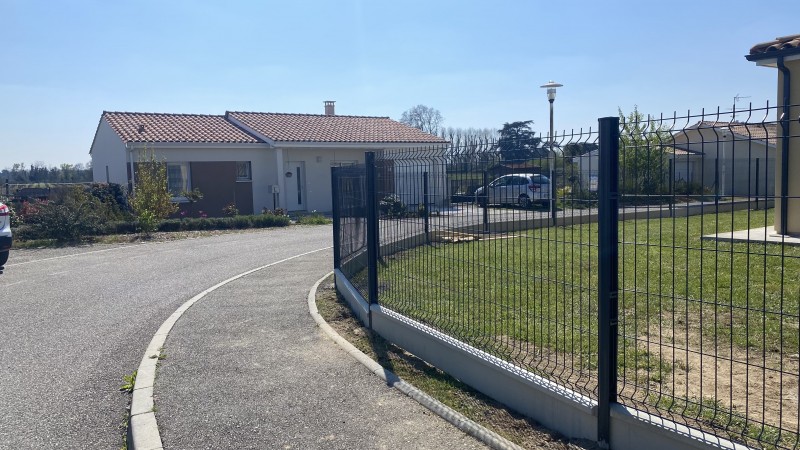 CRÉATION D' UNE CLOTURE GRILLAGE RIGIDE AVEC KIT OCCULTANT À SAINT PIERRE DE MONS PROCHE DE LANGON