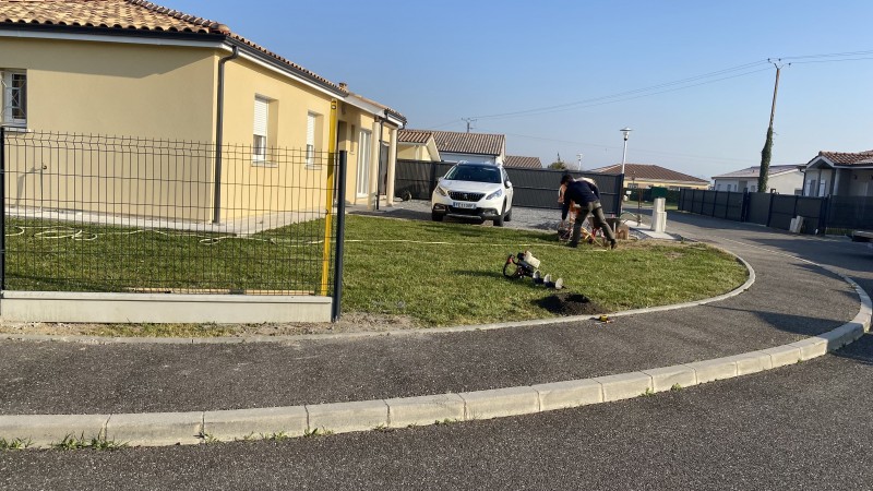CRÉATION D' UNE CLOTURE GRILLAGE RIGIDE AVEC KIT OCCULTANT À SAINT PIERRE DE MONS PROCHE DE LANGON