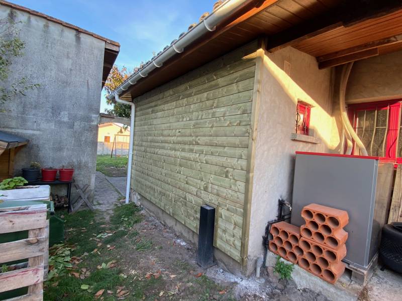 Pose d'un bardage clin autoclave à Ambarés et lagrave proche de Bordeaux