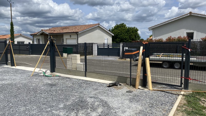 CRÉATION D' UNE CLOTURE GRILLAGE RIGIDE AVEC KIT OCCULTANT À SAINT PIERRE DE MONS PROCHE DE LANGON