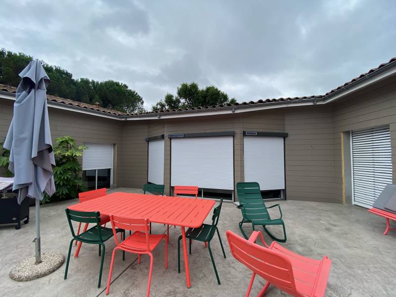 Pose de bardage brun en fibrociment  sur  maison ancienne du coté de Quinsac proche de Bordeaux