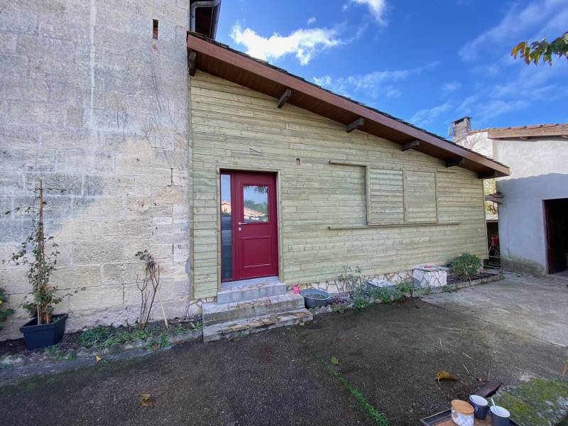 Façade de maison  avec bardage bois à ambares