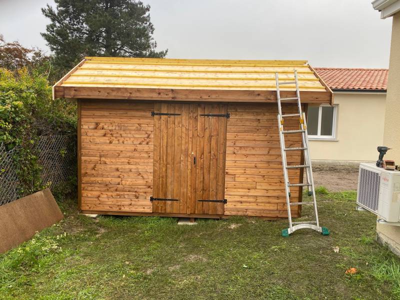 Construction d' un abri de jardin  en bois sur la commune de  Toulenne proche de Langon
