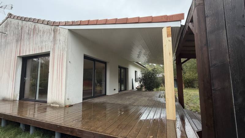 CREATION D UNE PERGOLA SUR MESURE A NAUJAC SUR MER PROCHE DE BORDEAUX