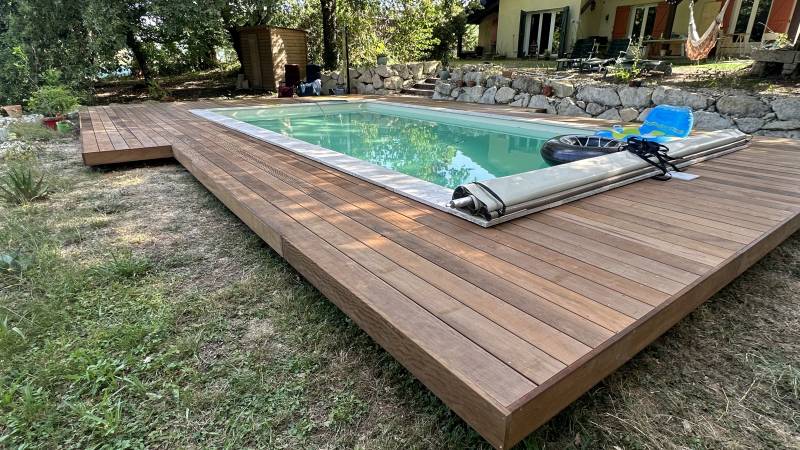 Création d'une terrasse en bois sur mesure pour contour de piscine sur la commune de Cadillac en Gironde