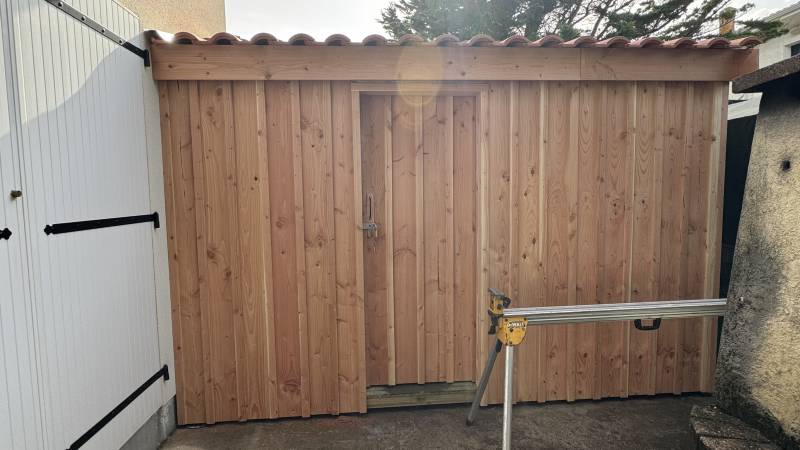 A Hourtin plage : création d'un abri de jardin en ossature bois  sur mesure avec un bardage volige et couvre joint en douglas