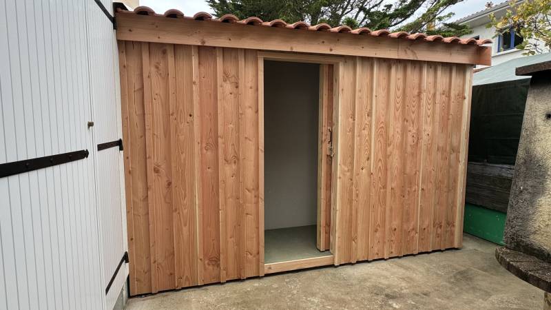 OSSATURE BOIS AVEC BARDAGE VOLIGE ET COUVRE JOINT DOUGLAS A HOURTIN