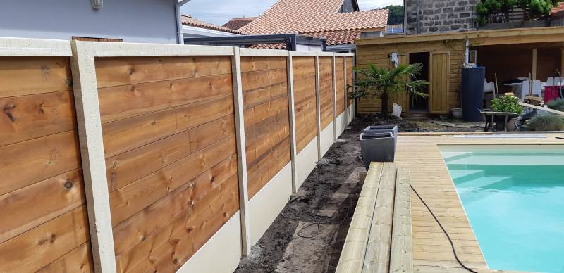 création d'une clôture en bois et béton dans jardin Gironde