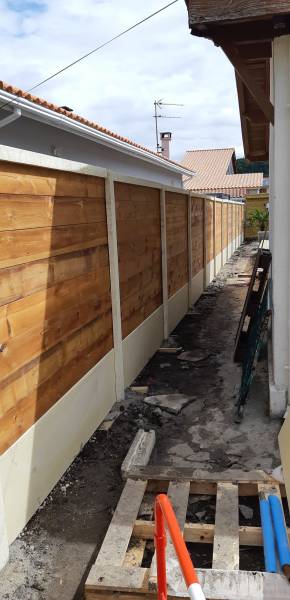 pose cloture beton bois autour d'une piscine 33