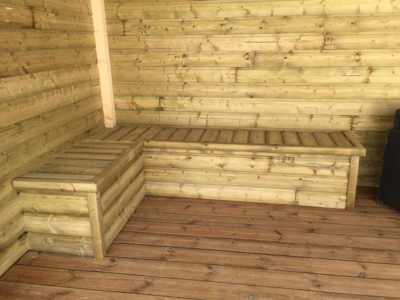 Réalisation d’un pool house avec local technique, assise intégrée et hublot en bardage bois à Martillac