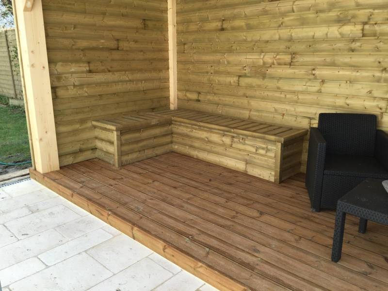 Réalisation d’un pool house avec local technique, assise intégrée et hublot en bardage bois à Martillac