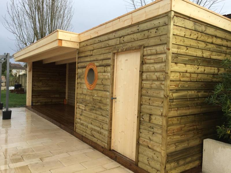 Réalisation d’un pool house avec local technique, assise intégrée et hublot en bardage bois à Martillac
