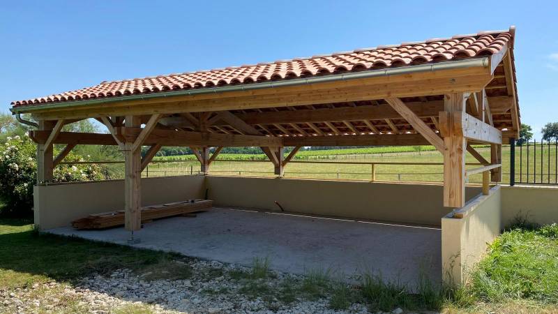 Création d’un abri voiture tuile double pente en tuiles sur la commune de Cadillac