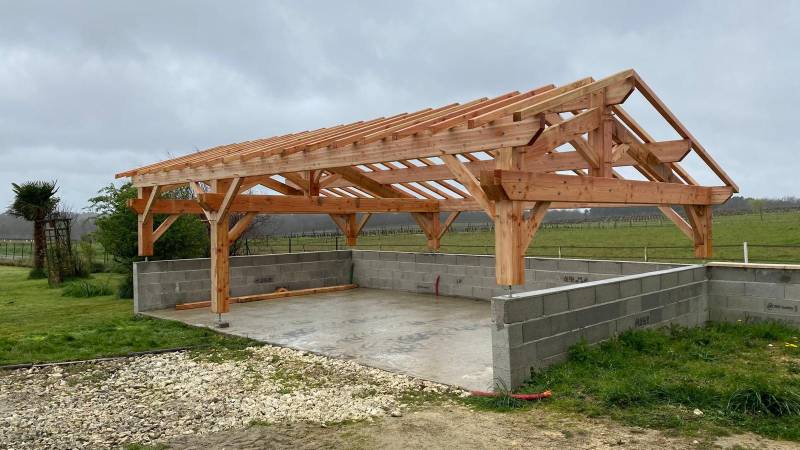 Création d’un abri voiture tuile double pente en tuiles sur la commune de Cadillac