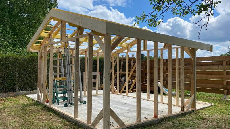 Abri de jardin double pentes en tuiles à Saint Germain De Puch
