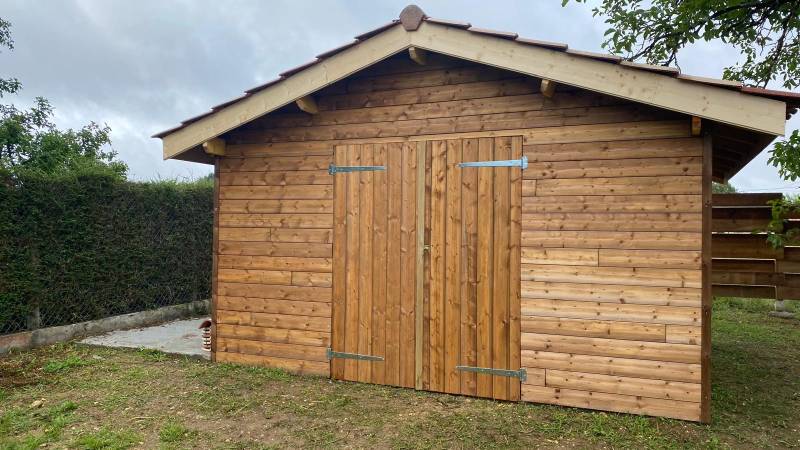 Abri de jardin double pentes en tuiles à Saint Germain De Puch