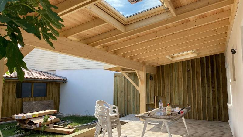 Pergola mono pente en tuiles avec 2 velux à Pessac