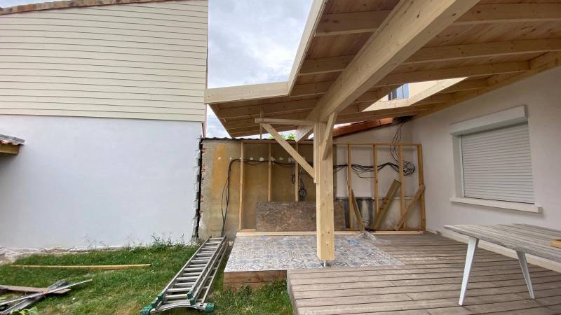 Pergola mono pente en tuiles avec 2 velux à Pessac