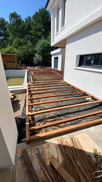 Terrasse en bois exotique Ipé avec finition en rive de piscine à Lanton, proche du Bassin d’Arcachon 