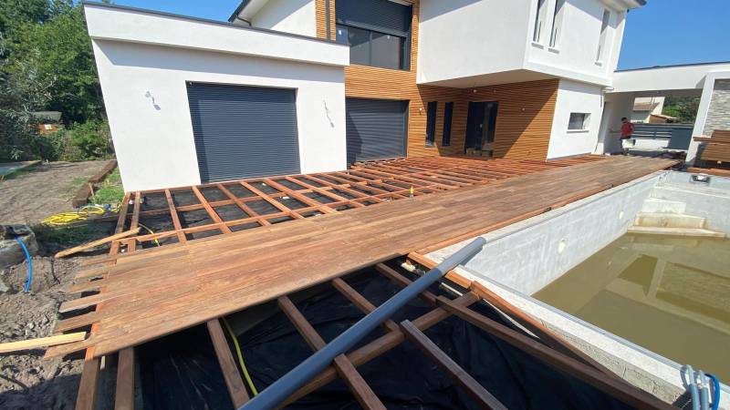 Terrasse en bois exotique Ipé avec finition en rive de piscine à Lanton, proche du Bassin d’Arcachon 