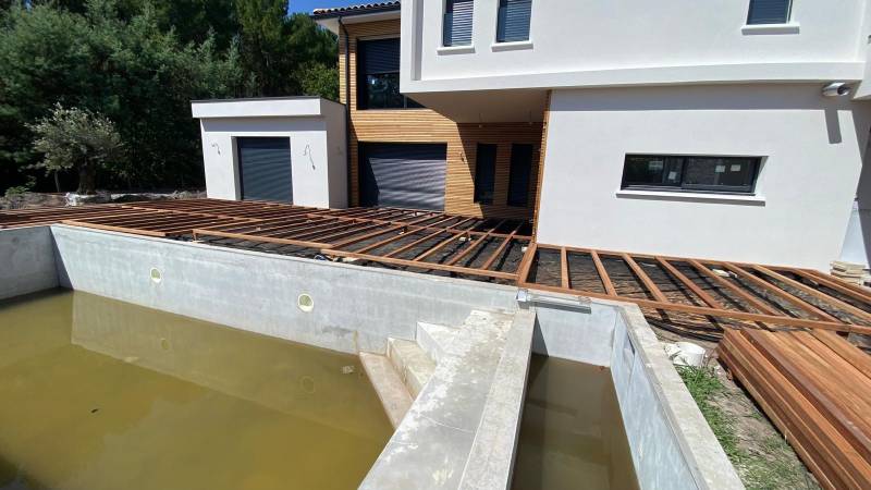 Terrasse en bois exotique Ipé avec finition en rive de piscine à Lanton, proche du Bassin d’Arcachon 