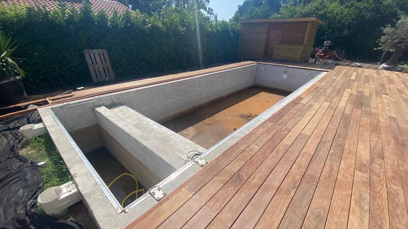 Terrasse en bois exotique Ipé avec finition en rive de piscine à Lanton, proche du Bassin d’Arcachon 