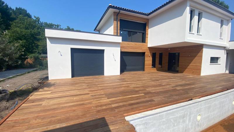 Terrasse en bois exotique Ipé avec finition en rive de piscine à Lanton, proche du Bassin d’Arcachon 