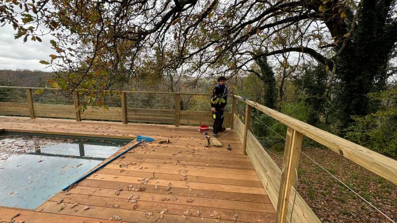 Création d'une terrasse bois exotique avec garde corps à Langoiran