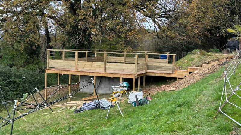 Création d'une terrasse bois exotique avec garde corps à Langoiran