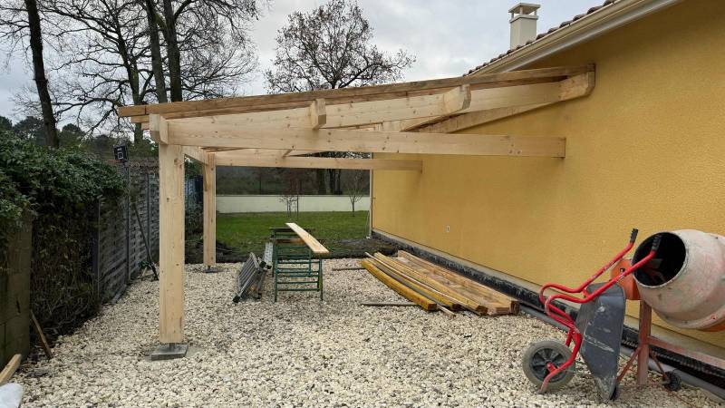 Création d'une abri voiture mono pente en tuiles à Margaux Cantenac