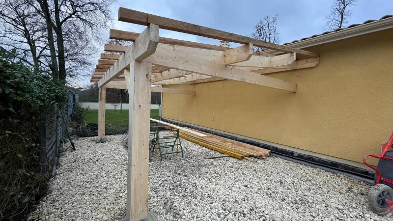 Création d'une abri voiture mono pente en tuiles à Margaux Cantenac