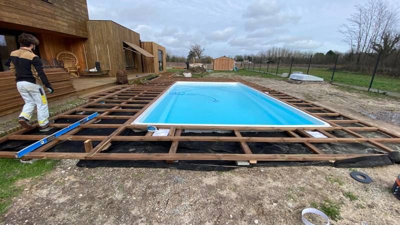 Création d’une terrasse en bois de pin à Arbanats.