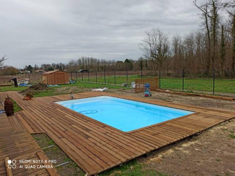 Création d’une terrasse en bois de pin à Arbanats.