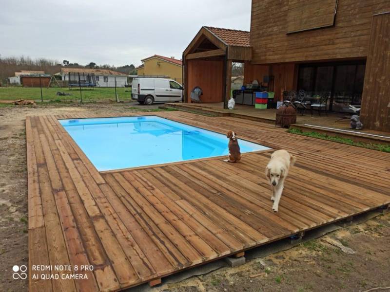Création d’une terrasse en bois de pin à Arbanats.