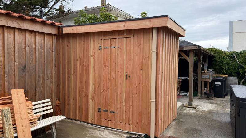 Création d'un abri de jardin en volige et couvre joint Douglas et toit plat à Hourtin