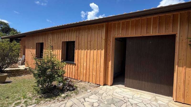 Réalisation d'une isolation et bardage en volige couvre joint Douglas à Gujan-Mestras 