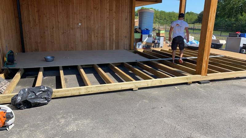 Création d'une terrasse en bois de pin marron à Arbanats