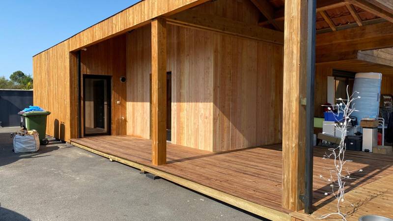 Création d'une terrasse en bois de pin marron à Arbanats