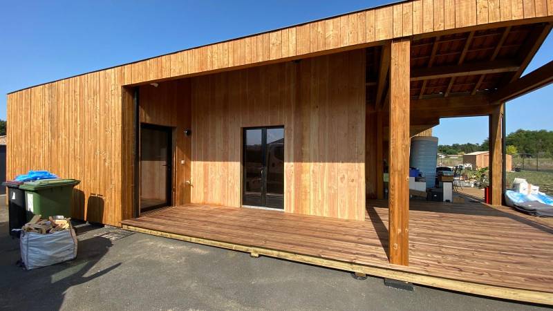 Création d'une terrasse en bois de pin marron à Arbanats