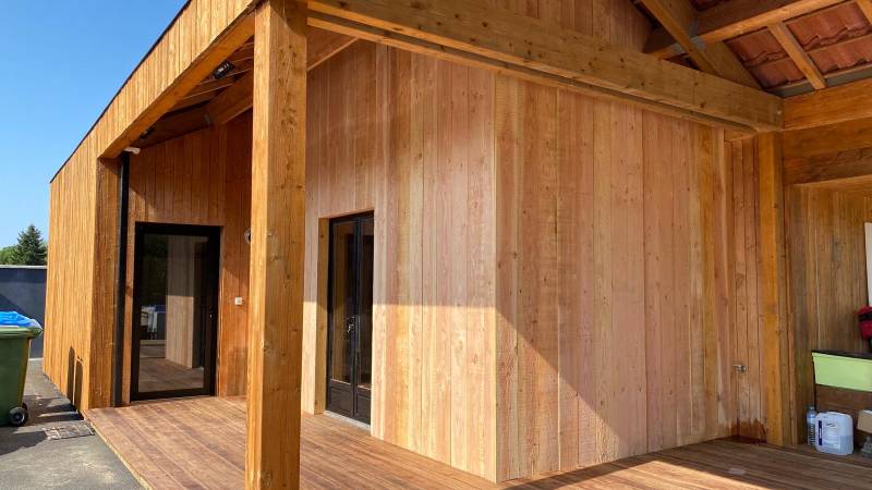 Création d'une terrasse en bois de pin marron à Arbanats
