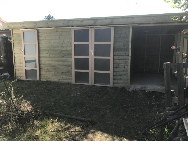 Création d’un abri de jardin à toit plat en bois avec membrane EPDM à Saint-Jean-d’Illac – l’entreprise Guinard Bois