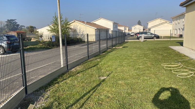 CRÉATION D' UNE CLOTURE GRILLAGE RIGIDE AVEC KIT OCCULTANT À SAINT PIERRE DE MONS PROCHE DE LANGON